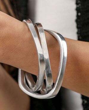 Bracciale composto da 3 bracciali rigidi squadrati uniti tra loro. Realizzato a mano in alluminio 100% riciclato.