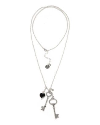 Collana catena lunga con pendente chiavi e cuore smaltato nero. Chiusura regolabile con moschettone. Lavorazione artigianale.