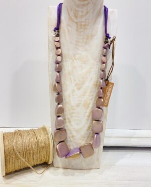 Collana in legno "Pietra" color malva.  Bigiotteria sostenibile, senza nichel.