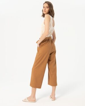 Pantaloni con cintura annodata in vita Camel. Composizione 70% Viscosa 30% Lino