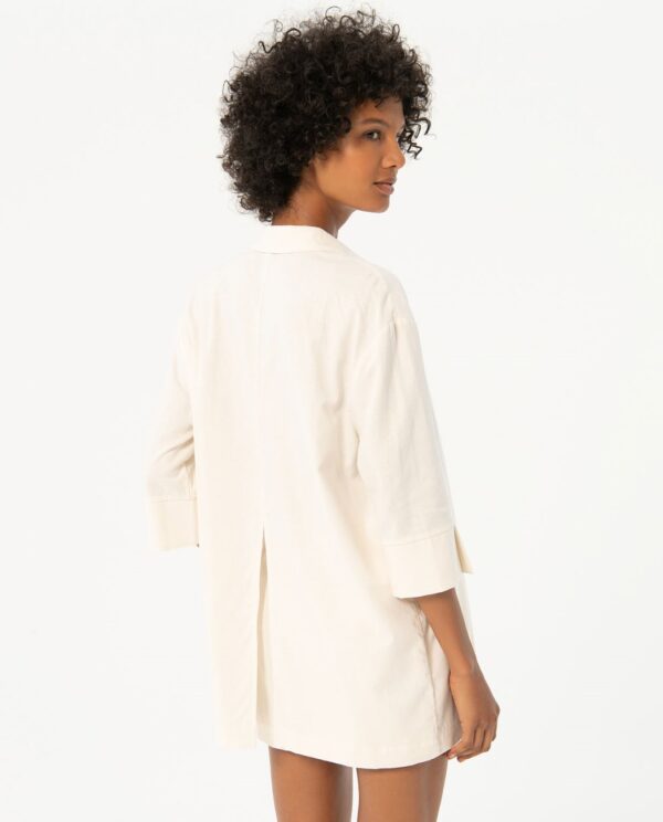 Camicia lunga in viscosa e lino Bianco. Composizione: 70% Viscosa 30% Lino