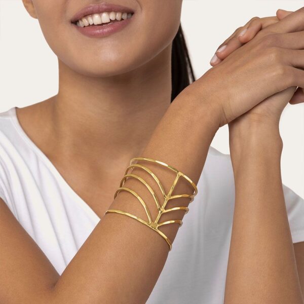 Bracciale in ottone modello fascia. Il design del bracciale è ispirato alle forme dell'Egitto.