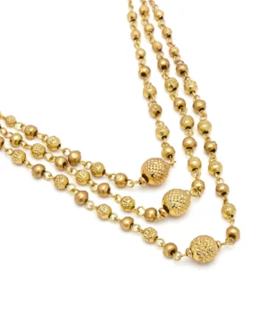 COLLANA DONNA MULTIFILO CON 3 SFERE LUMINOSE DD04065-04 La collana in ottone multifilo con 3 sfere luminose che scandiscono il ritmo di questa collana multifilo, creando punti luce che emergono tra una trama di piccole perle dorate.