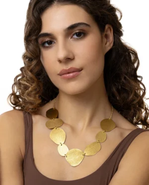 Collana otto placche irregolari di diverse dimensioni si susseguono in questa collana iconica. Lunghezza regolabile. Ottone riciclato. Handmade. Nickel tested.