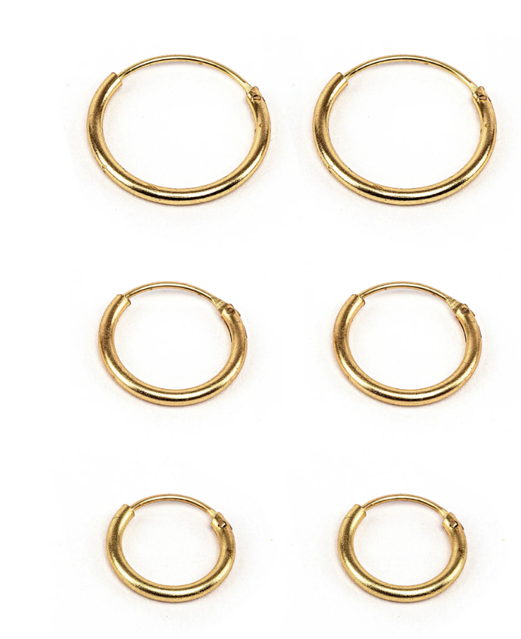Set orecchini a cerchietto (1,2 cm, 1,4 cm, 1,7 cm), perfetti da mixare su lobi e secondi fori. Chiusura a scomparsa. Realizzati artigianalmente in ottone riciclato.Pois Nero Ladispoli bigiotteria Vestopazzo