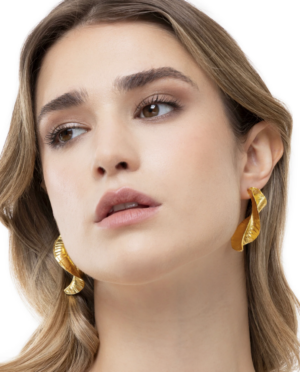 Orecchini ondulati in ottone by Vestopazzo