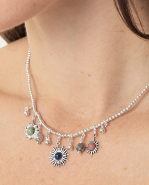 Collana Cosmo mix di micro charm ispirati allo spazio e cristalli colorati su catena sottile.