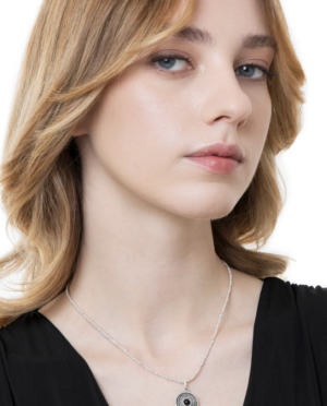 Collana modello rosario con piccole sfere nere e ciondolo a forma di cuore