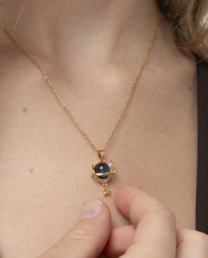 Collana charm Galaxy. Rame placcato oro con pietre zirconia. Nickel tested.