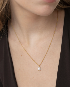 Collana corta con solitario a goccia e chiusura a moschettone regolabile. Nickel tested. Lega di zinco placcata oro con zirconi. Nickel tested.