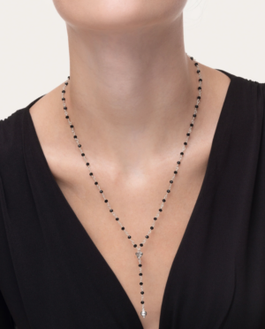 Collana modello rosario con piccole sfere nere e ciondolo a forma di cuore