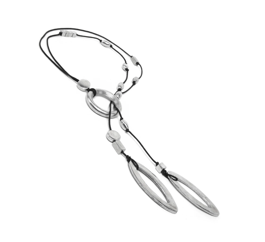 Collana pendente in alluminio 100% riciclato composta da cordoncino nero con elementi misti e due pendenti ovali traforati