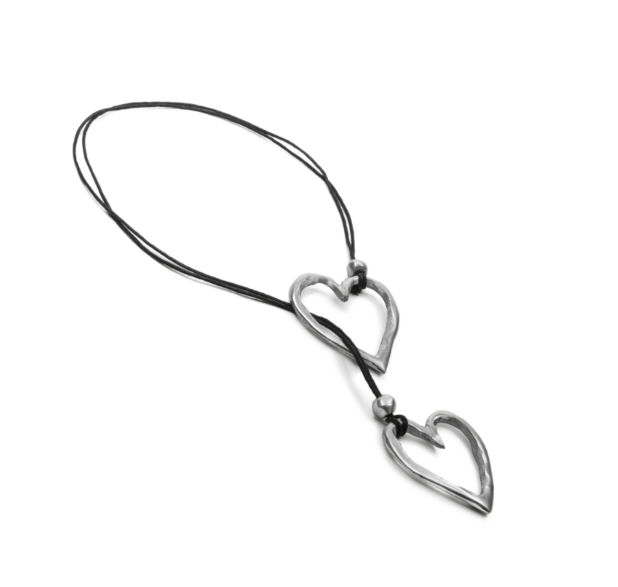 Pendente in alluminio 100% riciclato composta da due cuori irregolari saliscendi